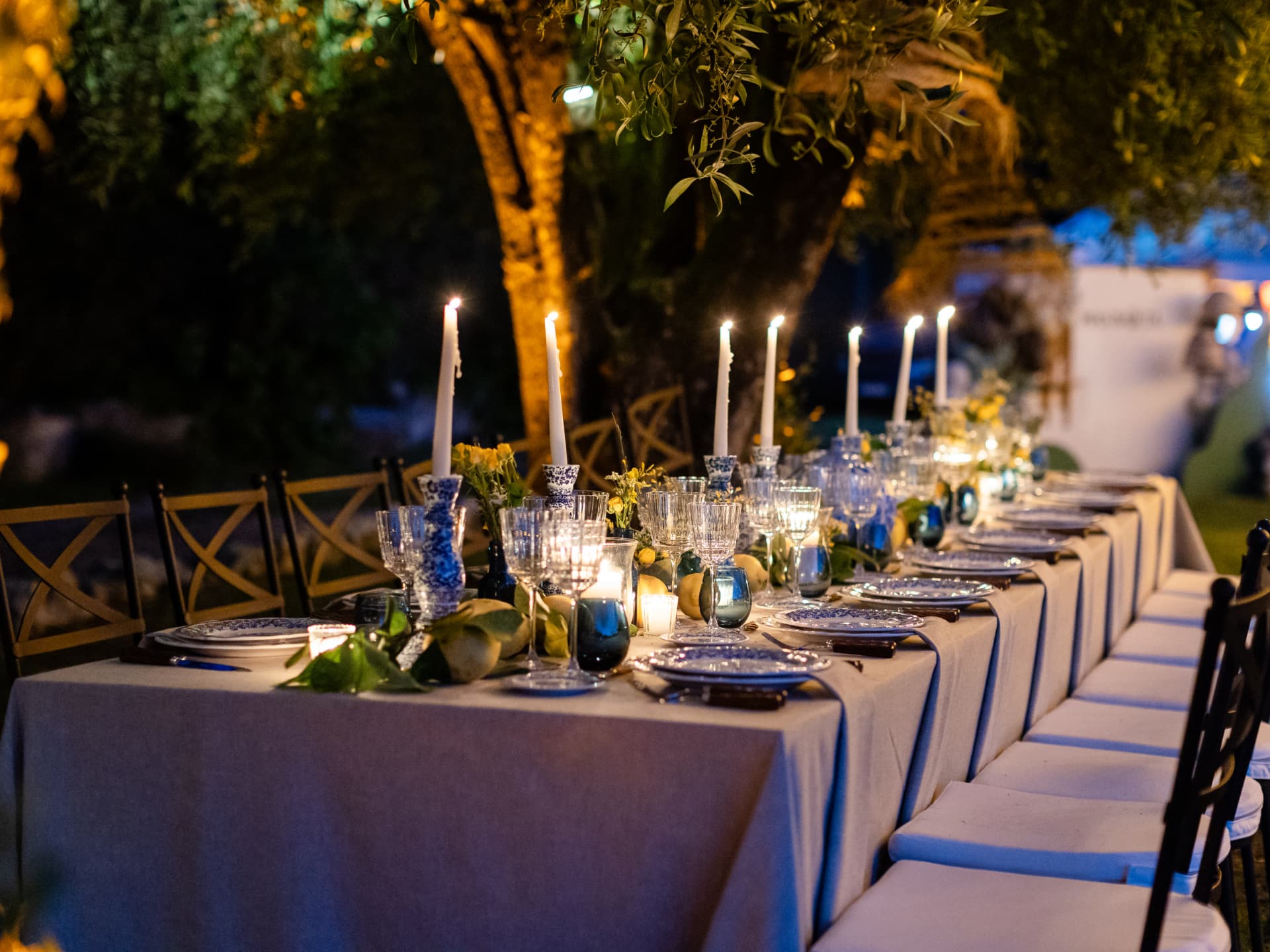 Table dressée aux chandelles pour une réception au Mas Baïeta