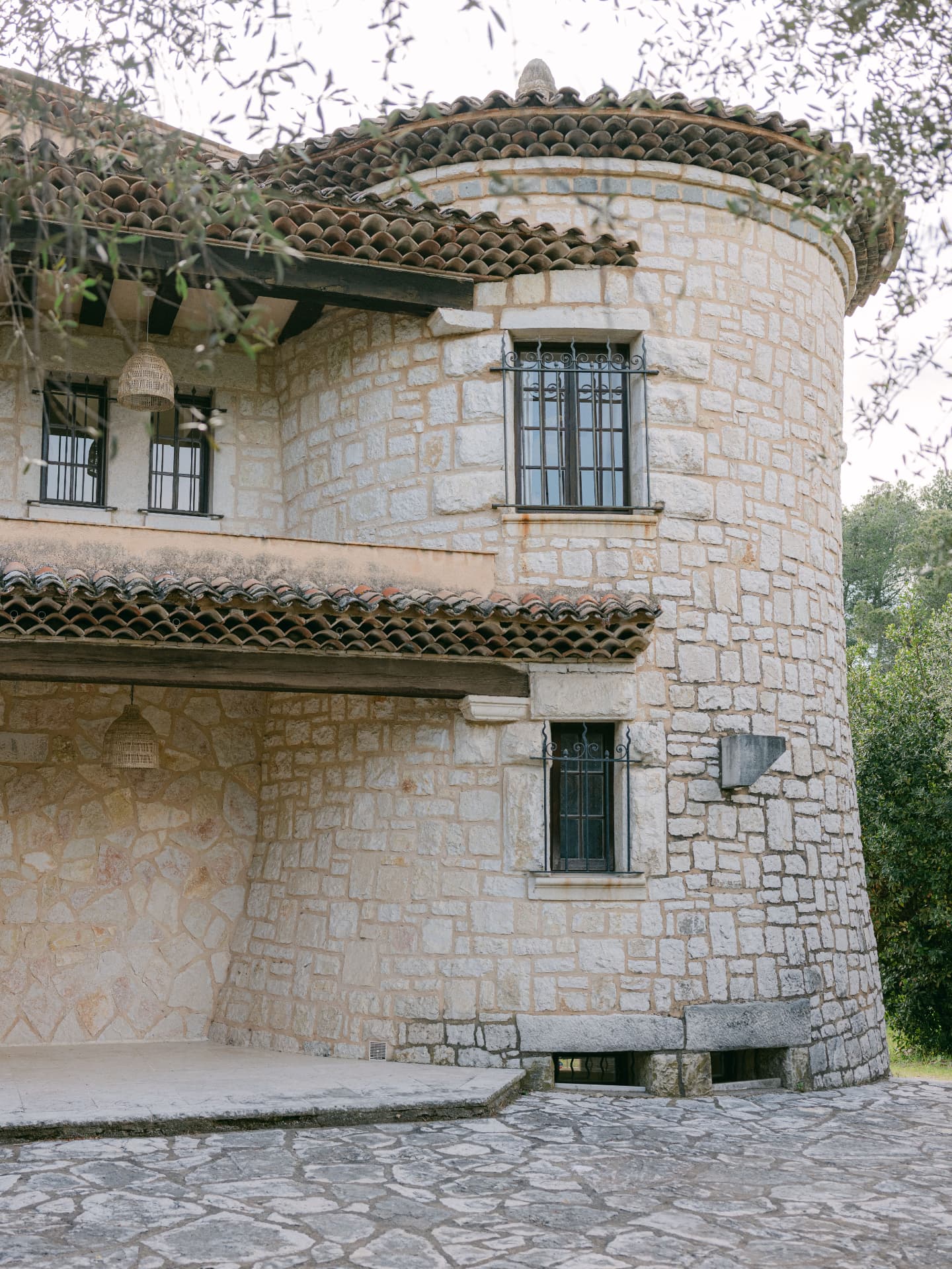 La tourelle arrondie du Mas Baïeta et ses volets provençaux