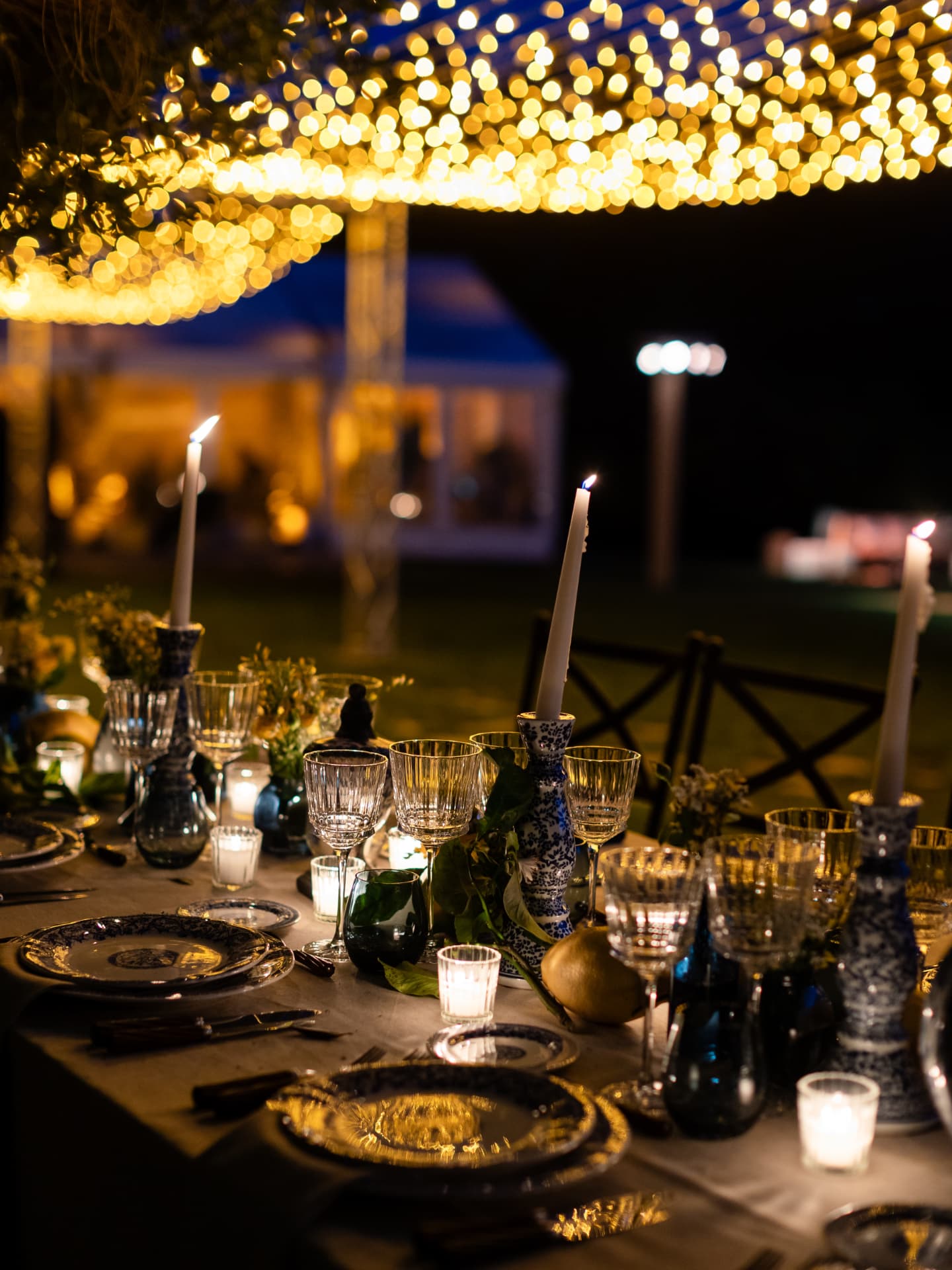 Dîner nocturne au Mas Baïeta sous les guirlandes lumineuses